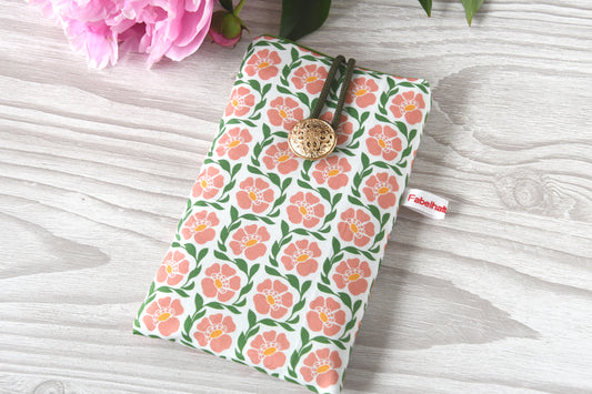Handgenähte Stoff-Handytasche und Brillenetui mit buntem Blumenmuster von Fabelhafte Werkstatt Bremen.