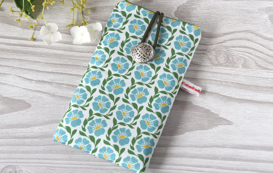 Handgenähte Stoff-Handytasche und Brillenetui mit glauem Blumenmuster von Fabelhafte Werkstatt Bremen.