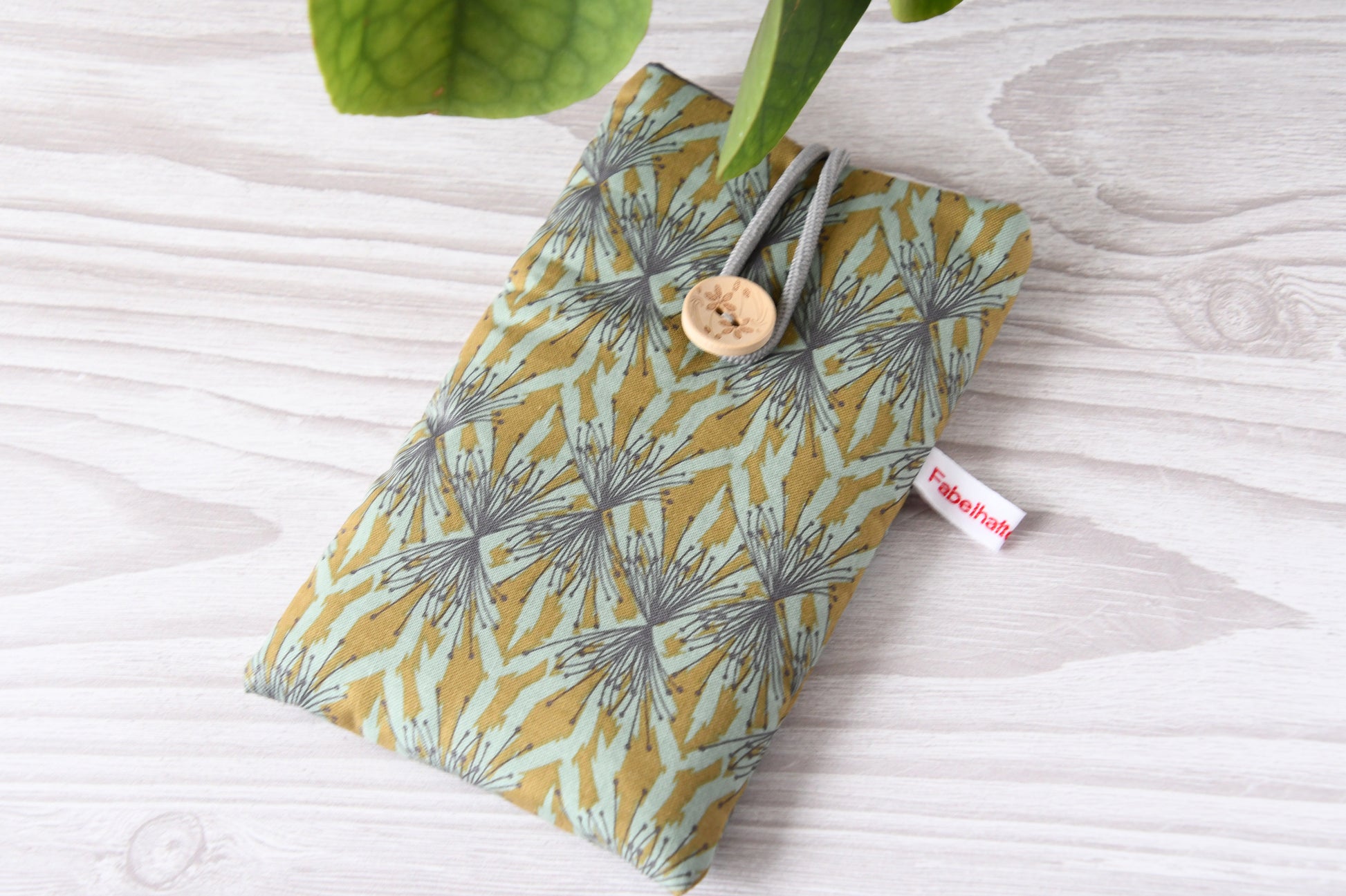 Handgenähte Stoff-Handytasche und Brillenetui mit modernem grafischem Muster von Fabelhafte Werkstatt Bremen.