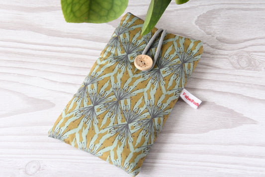 Handgenähte Stoff-Handytasche und Brillenetui mit modernem grafischem Muster von Fabelhafte Werkstatt Bremen.
