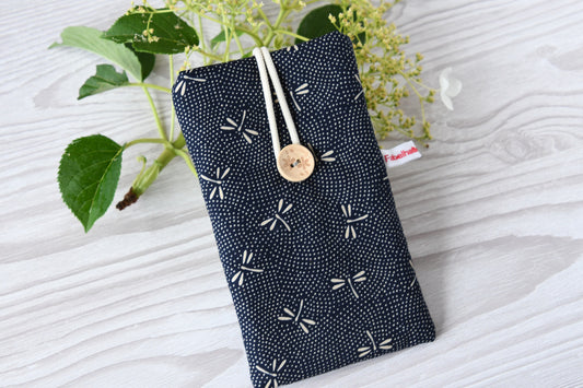 Handgenähte Stoff-Handytasche und Brillenetui mit Libellenmotiv von Fabelhafte Werkstatt Bremen.