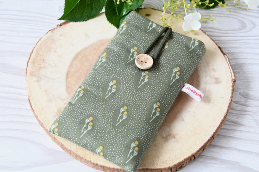Handgenähte Stoff-Handytasche und Brillenetui mit hübschem Blumenmuster von Fabelhafte Werkstatt Bremen.