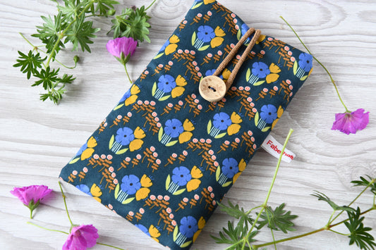 Handgenähte Stoff-Handytasche und Brillenetui mit buntem Blumenmuster von Fabelhafte Werkstatt Bremen.