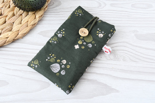 Handgenähte Stoff-Handytasche und Brillenetui mit modernem grafischem Muster von Fabelhafte Werkstatt Bremen.