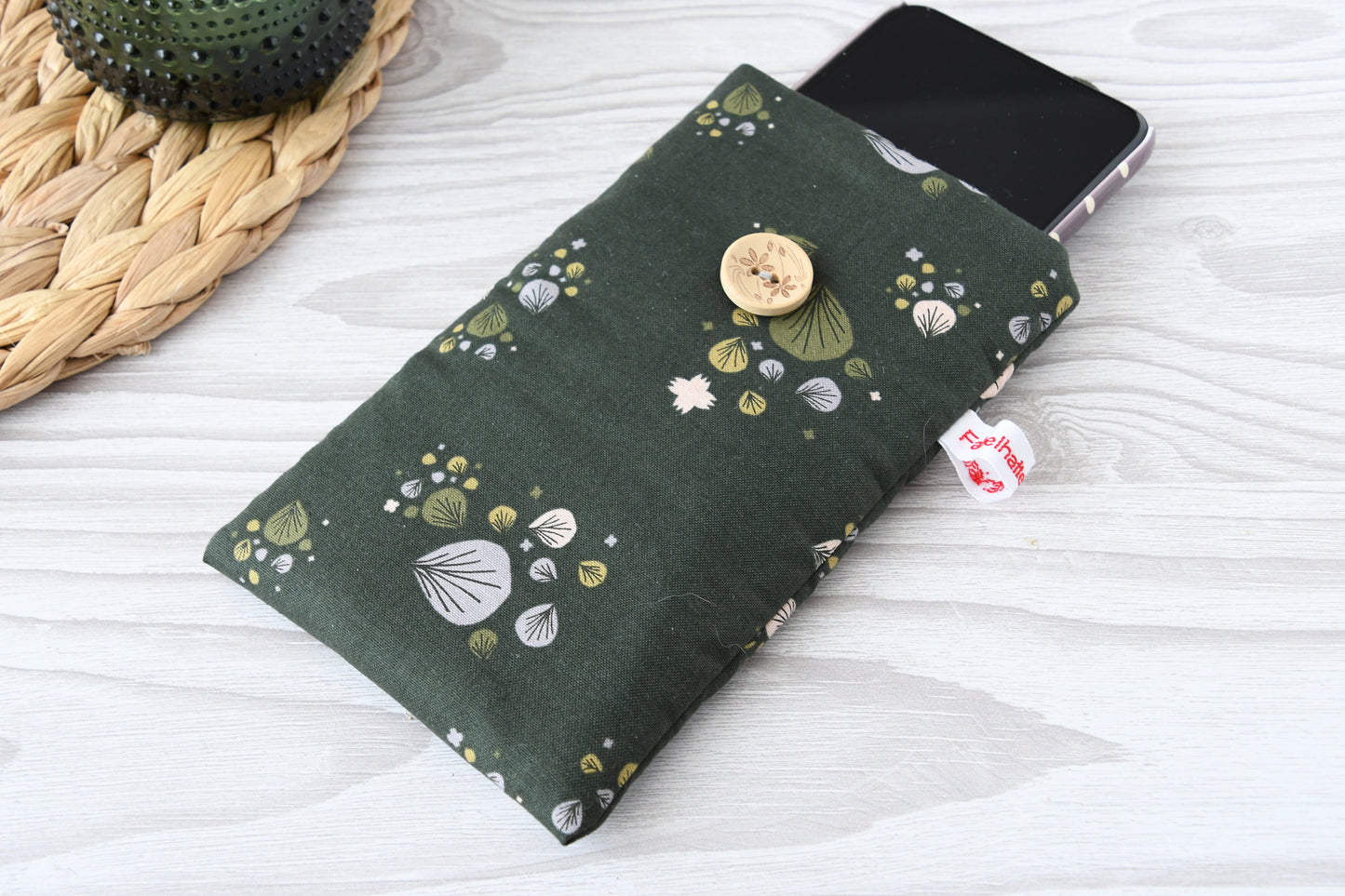 Moderne Handyhülle aus Stoff mit geometrischem Design, schützt Smartphone vor Kratzern.