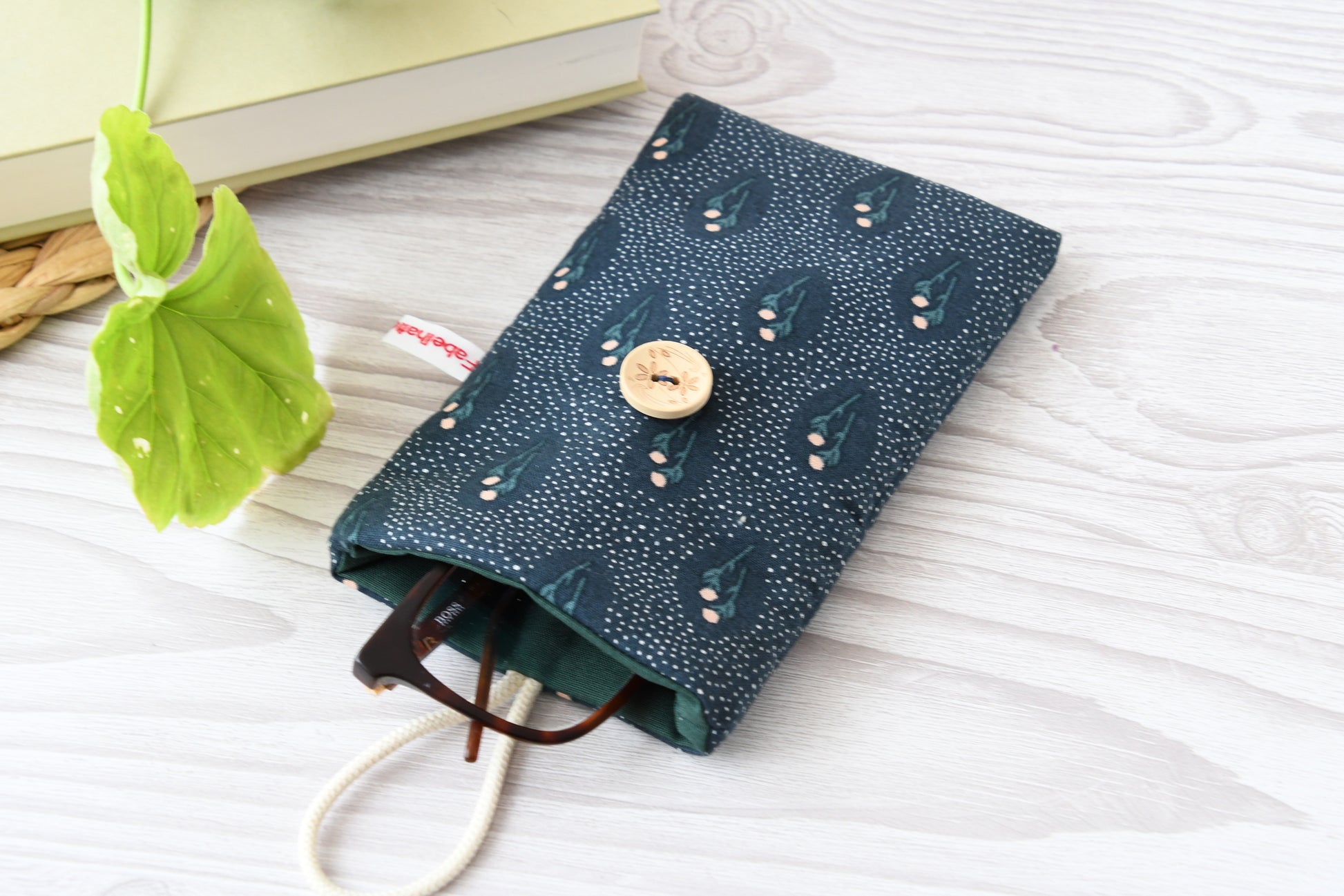 Handgenähte Stoff-Handytasche und Brillenetui mit hübschem Blumenmuster von Fabelhafte Werkstatt Bremen.