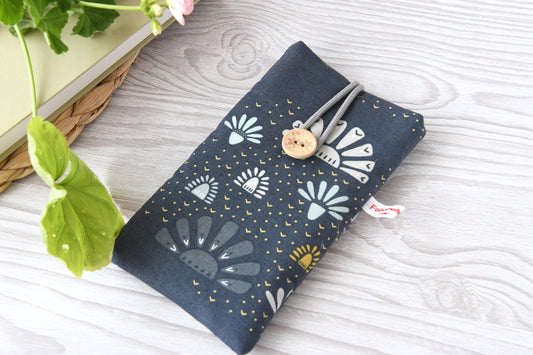 Handgenähte Stoff-Handytasche und Brillenetui mit buntem Blumenmuster von Fabelhafte Werkstatt Bremen.