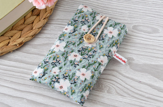 Handgenähte Stoff-Handytasche und Brillenetui mit buntem Blumenmuster von Fabelhafte Werkstatt Bremen.