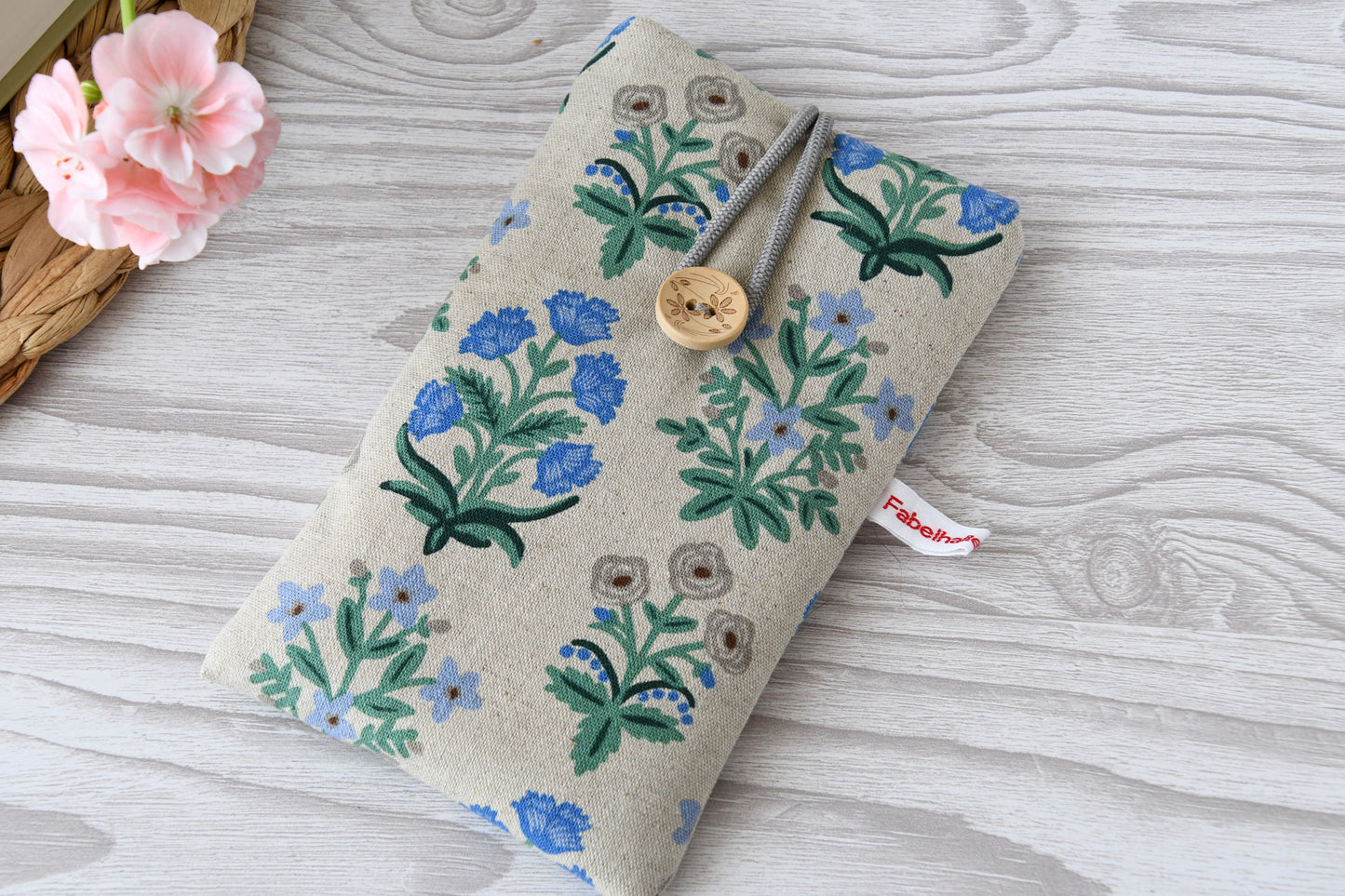 Handgenähte Stoff-Handytasche und Brillenetui mit wunderschönem Blumenmuster von Fabelhafte Werkstatt Bremen.