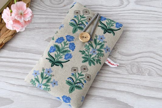 Handgenähte Stoff-Handytasche und Brillenetui mit wunderschönem Blumenmuster von Fabelhafte Werkstatt Bremen.