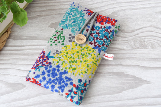 Handgenähte Stoff-Handytasche und Brillenetui mit buntem Blumenmuster von Fabelhafte Werkstatt Bremen.