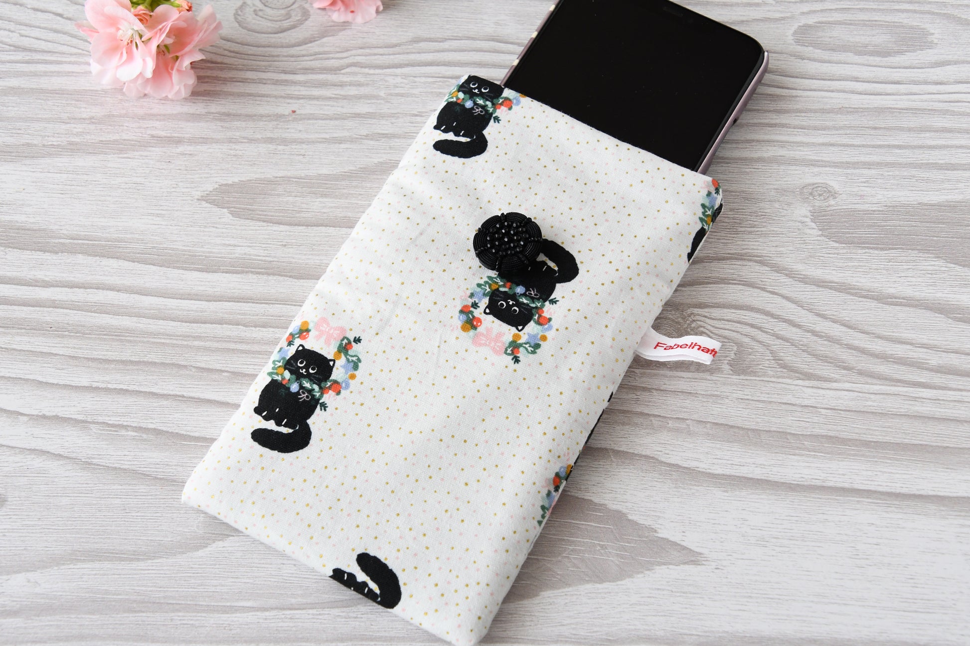 Gepolsterte Stofftasche mit Katzenmotiv, ideal als kratzfeste Handytasche.