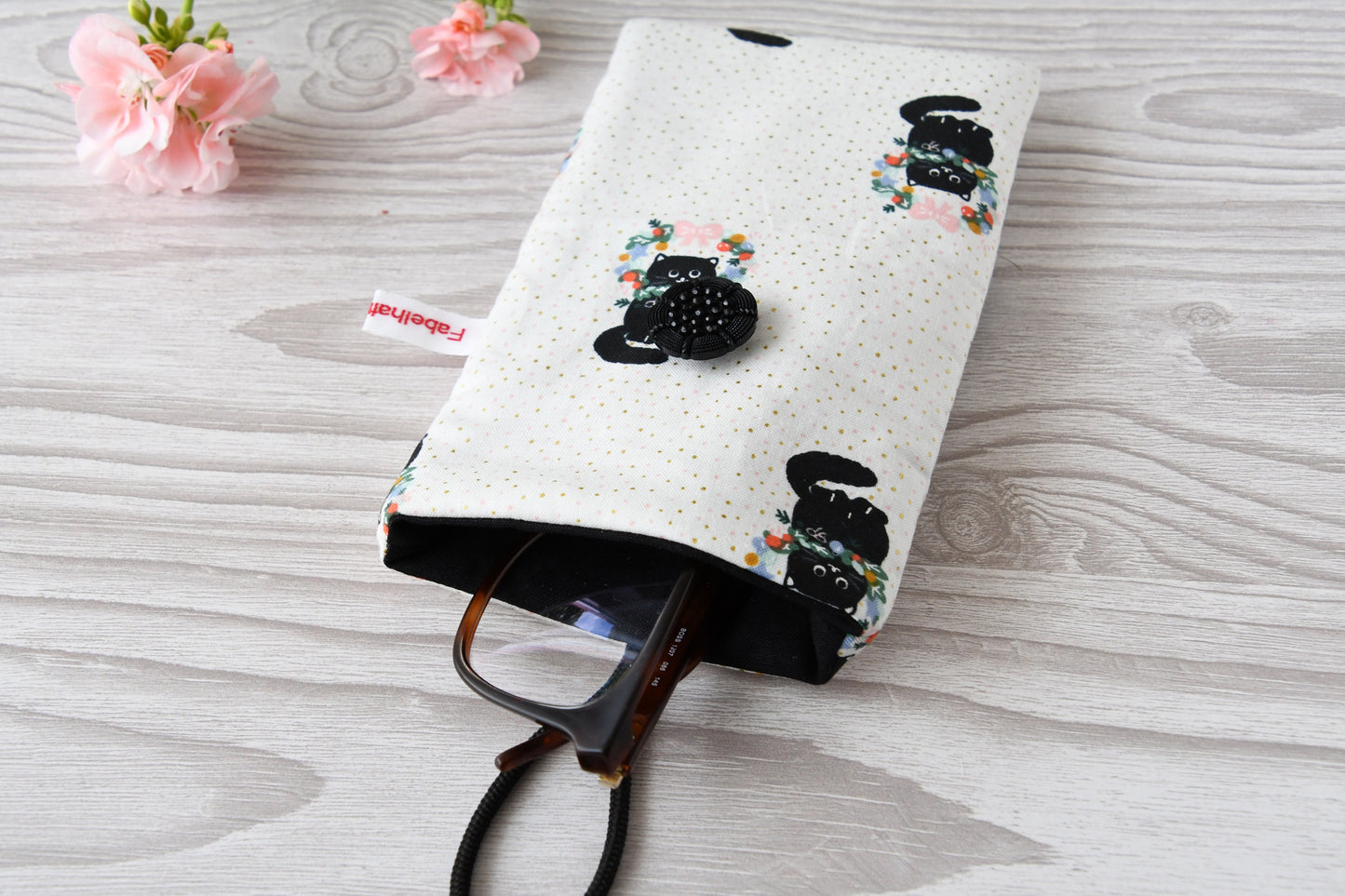Gepolsterte Stofftasche mit Katzenmotiv, ideal als kratzfestes Brillenetui.