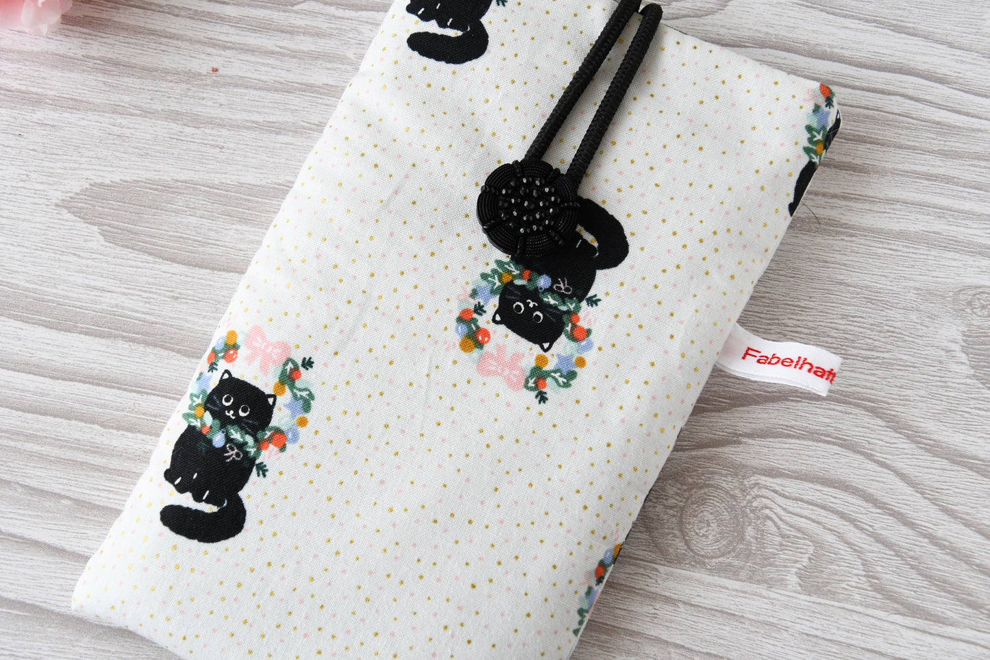 Gepolsterte Stofftasche mit Katzenmuster, ideal als kratzfestes Brillenetui oder schützende Handyhülle.