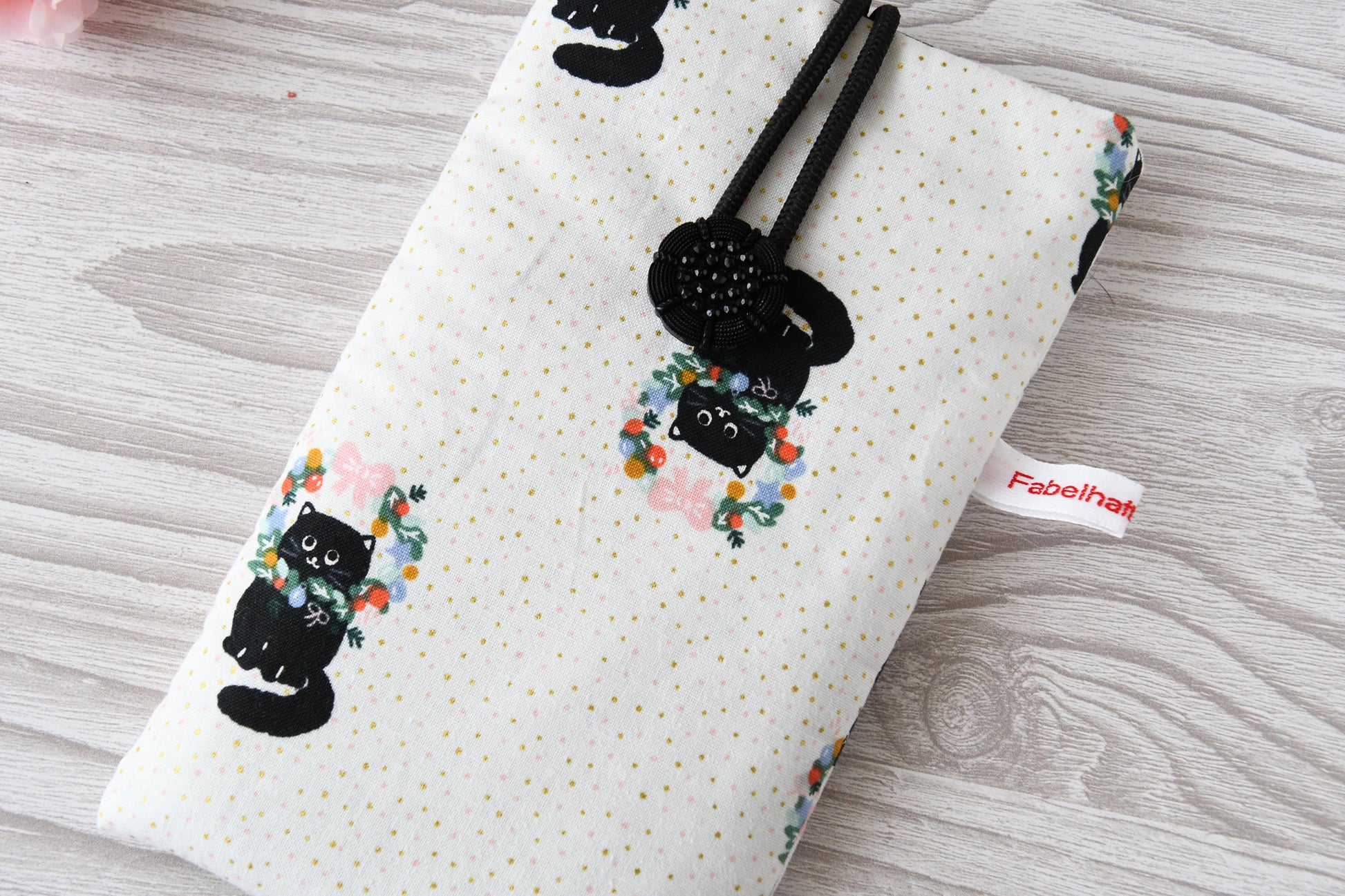 Gepolsterte Stofftasche mit Katzenmuster, ideal als kratzfestes Brillenetui oder schützende Handyhülle.
