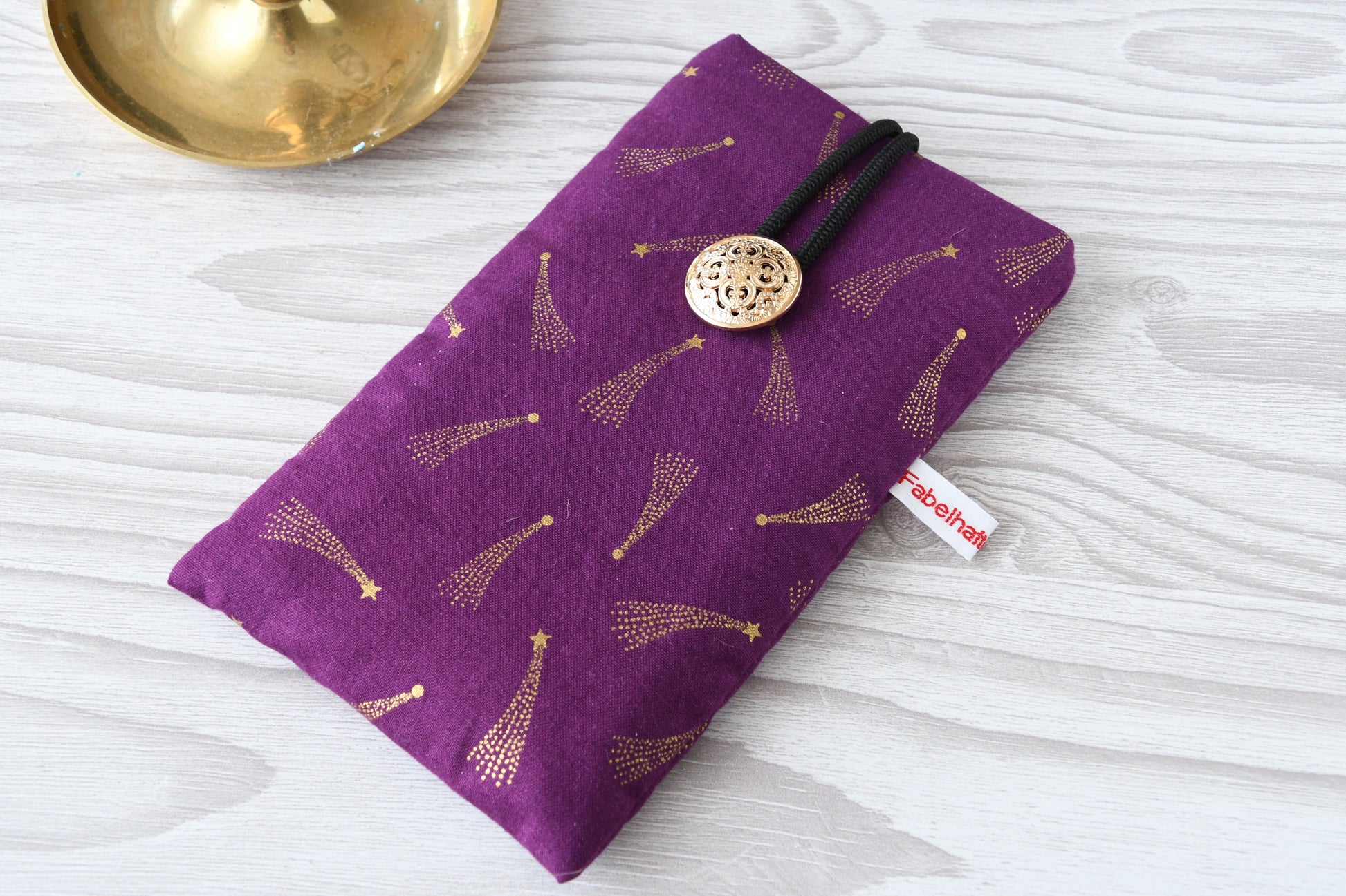 Handgenähte Stoff-Handytasche mit eleganten goldenen Sternschnuppen von Fabelhafte Werkstatt Bremen