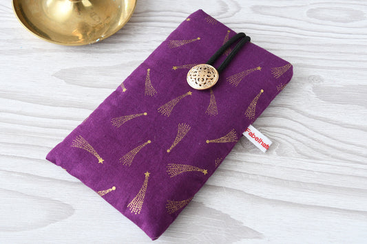 Handgenähte Stoff-Handytasche mit eleganten goldenen Sternschnuppen von Fabelhafte Werkstatt Bremen