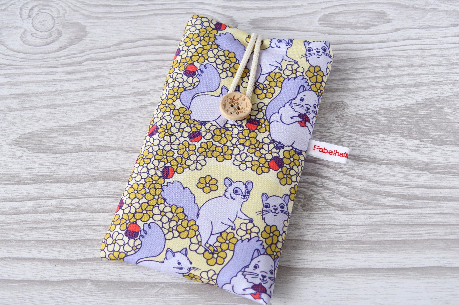 Handgenähte Stoff-Handytasche mit einem wirklich süßen Eichhörnchen-Motiv von Fabelhafte Werkstatt Bremen.