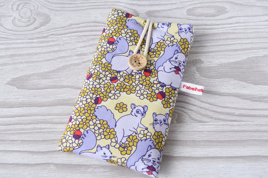Handgenähte Stoff-Handytasche mit einem wirklich süßen Eichhörnchen-Motiv von Fabelhafte Werkstatt Bremen.