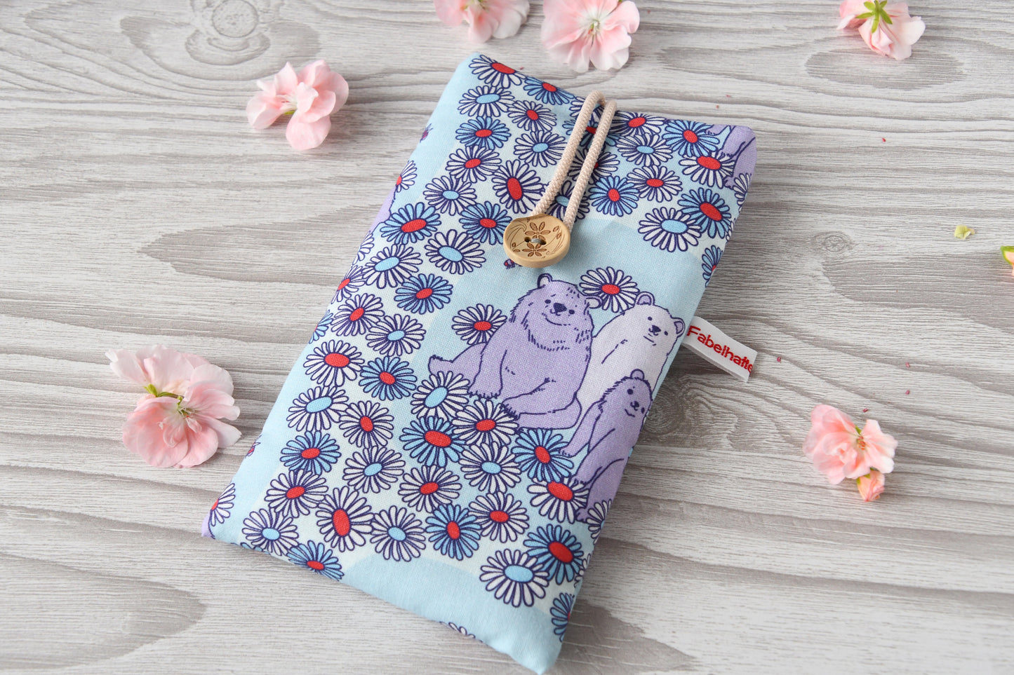 Handgenähte Stoff-Handytasche mit einem total süßen Bären-Motiv von Fabelhafte Werkstatt Bremen.