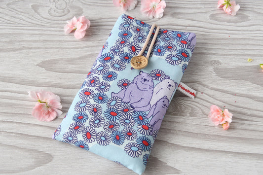 Handgenähte Stoff-Handytasche mit einem total süßen Bären-Motiv von Fabelhafte Werkstatt Bremen.