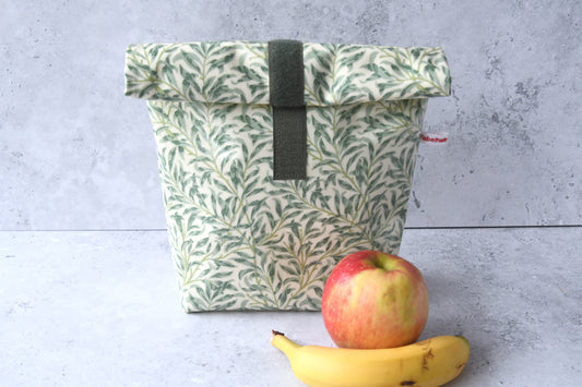 Handgenähter Lunchbag aus beschichteter Baumwolle mit "Olivia" und Klettverschluss von Fabelhaftewerkstatt.