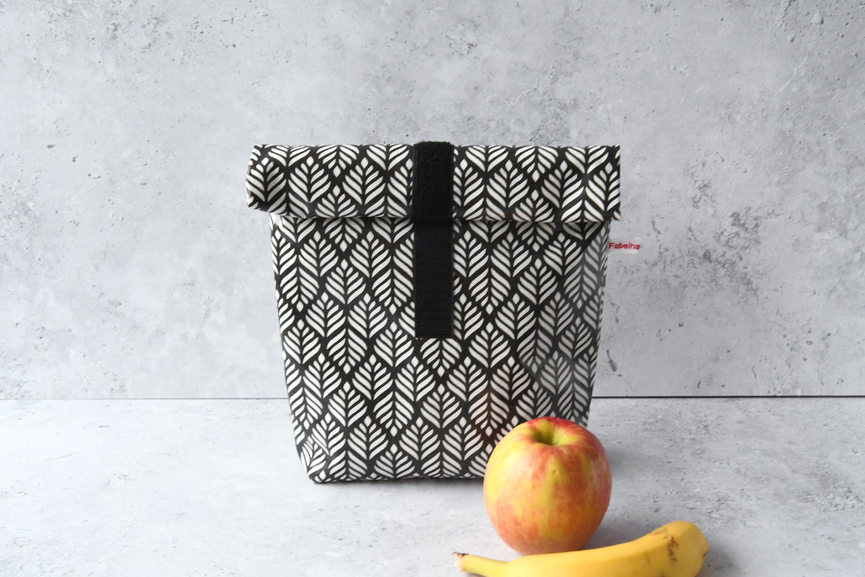 Handgenähter Lunchbag "Ella" aus beschichteter Baumwolle mit  Klettverschluss von Fabelhaftewerkstatt.