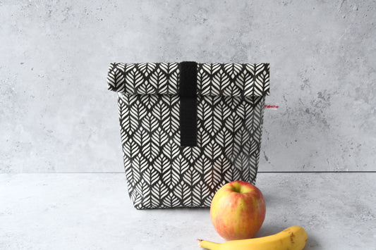 Handgenähter Lunchbag "Ella" aus beschichteter Baumwolle mit  Klettverschluss von Fabelhaftewerkstatt.