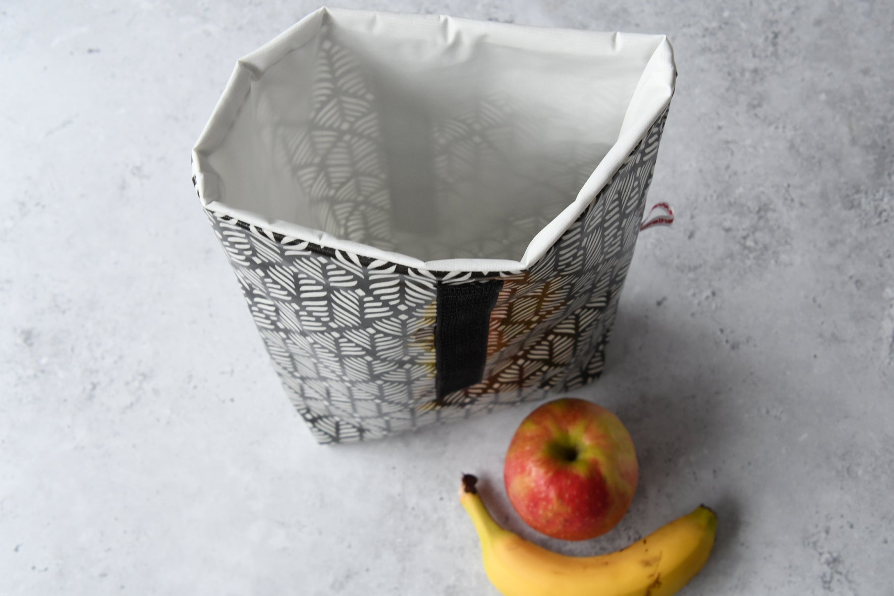 Geöffneter Lunchbag "Ella" von Fabelhaftewerkstatt, bei dem das Innenfutter aus lebensmittelechtem Stoff zu sehen ist.