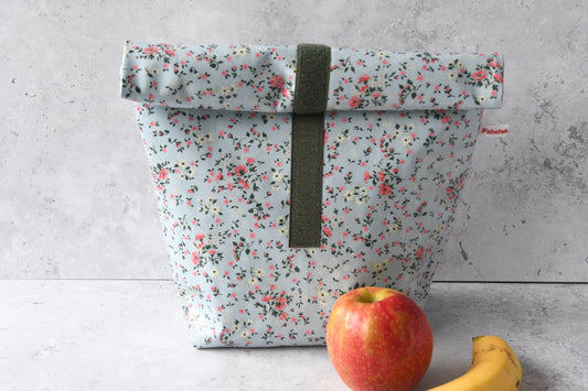 Handgenähter Lunchbag "Liberta blau" aus beschichteter Baumwolle und Klettverschluss von Fabelhaftewerkstatt.