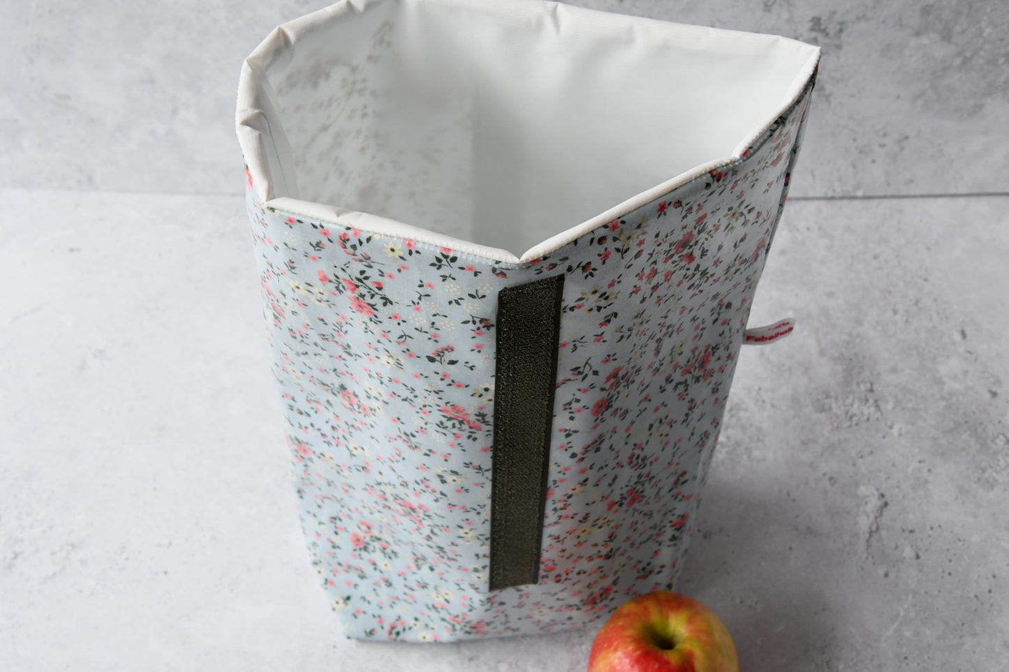 Geöffneter Lunchbag "Liberta blau" von Fabelhaftewerkstatt, bei dem das Innenfutter aus lebensmittelechtem Stoff zu sehen ist.