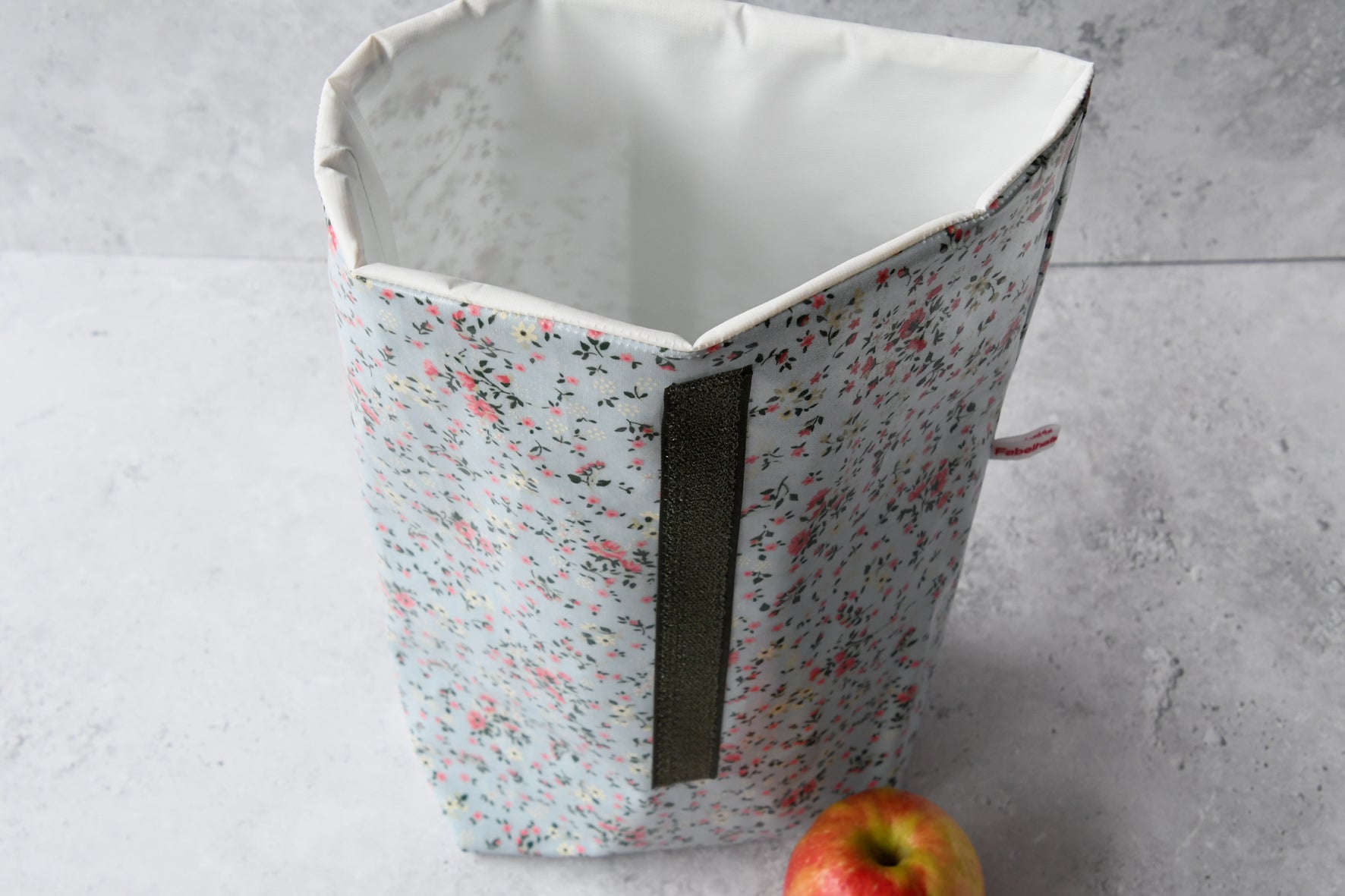 Geöffneter Lunchbag "Liberta blau" von Fabelhaftewerkstatt, bei dem das Innenfutter aus lebensmittelechtem Stoff zu sehen ist.