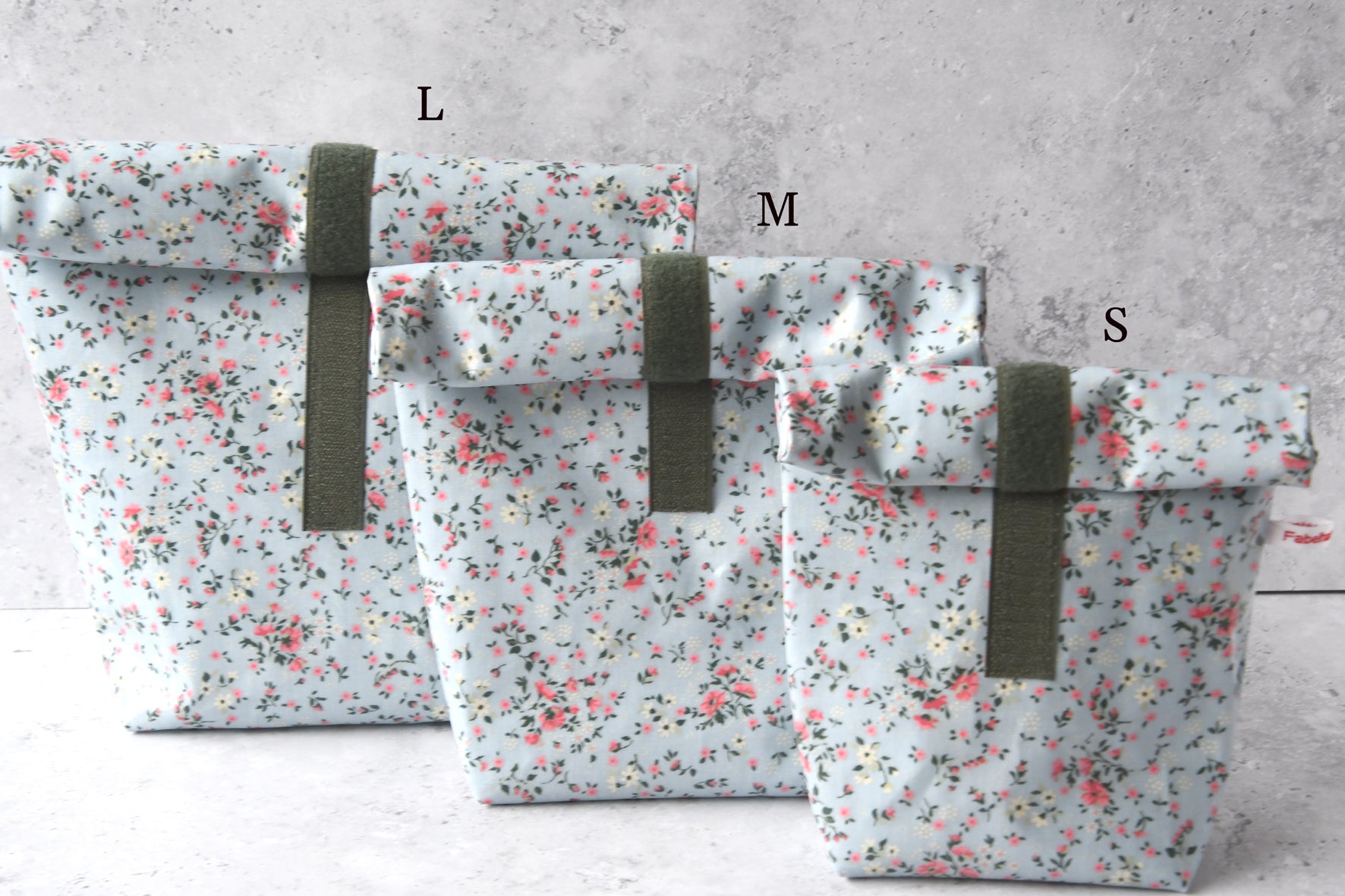 Größenvergleich der drei verfügbaren Größen des handgenähten Lunchbags "Liberta blau" aus beschichteter Baumwolle von Fabelhaftewerkstatt.