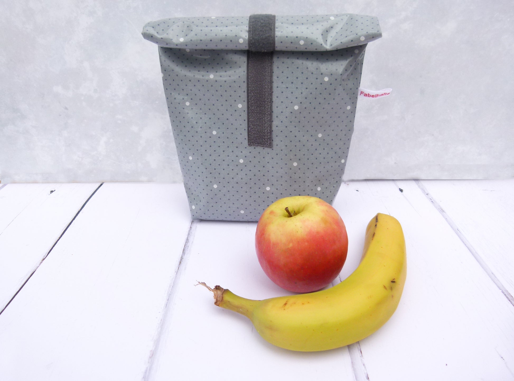 Handgenähter Lunchbag mit Punkten auf grau aus beschichteter Baumwolle mit  Klettverschluss von Fabelhaftewerkstatt.