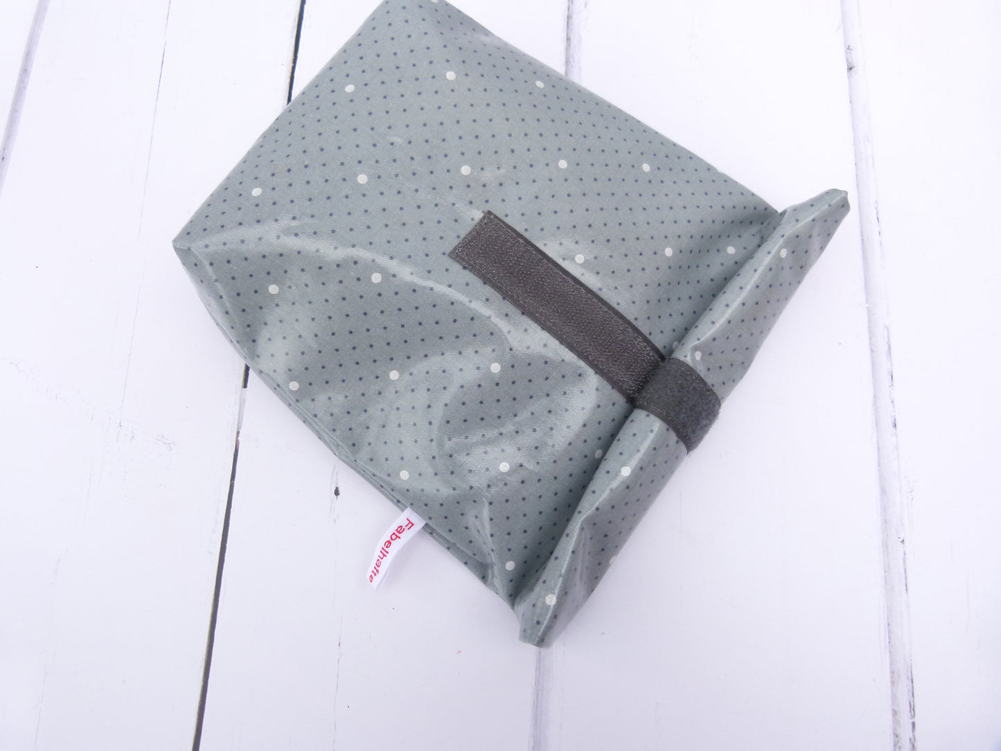 Handgenähter Lunchbag mit Punkten auf grau aus beschichteter Baumwolle mit  Klettverschluss von Fabelhaftewerkstatt.
