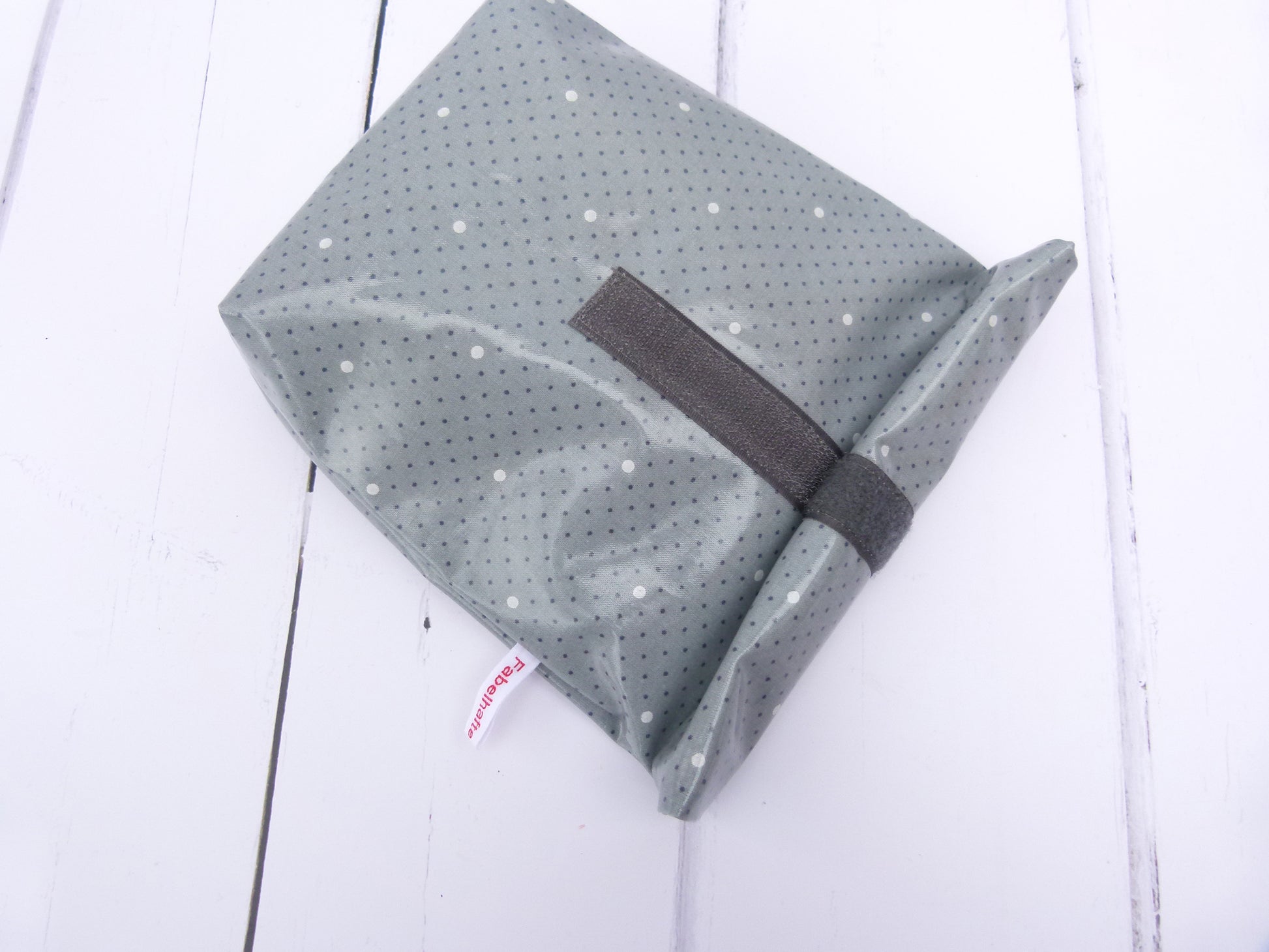 Handgenähter Lunchbag mit Punkten auf grau aus beschichteter Baumwolle mit  Klettverschluss von Fabelhaftewerkstatt.