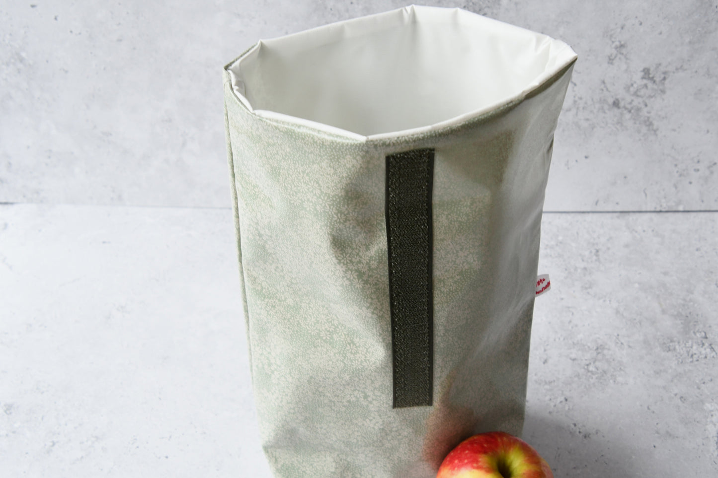 Geöffneter Lunchbag "Botany" von Fabelhaftewerkstatt, bei dem das Innenfutter aus lebensmittelechtem Stoff zu sehen ist.