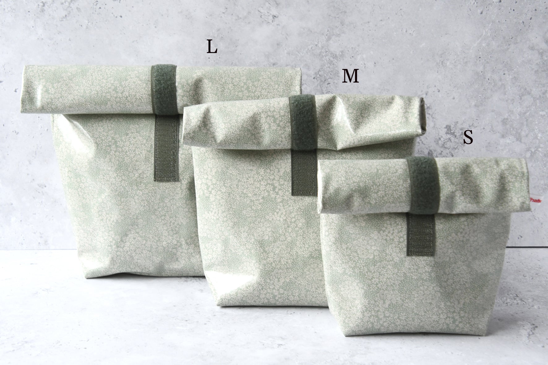 Größenvergleich der drei verfügbaren Größen des handgenähten Lunchbags "Botany" aus beschichteter Baumwolle von Fabelhaftewerkstatt.