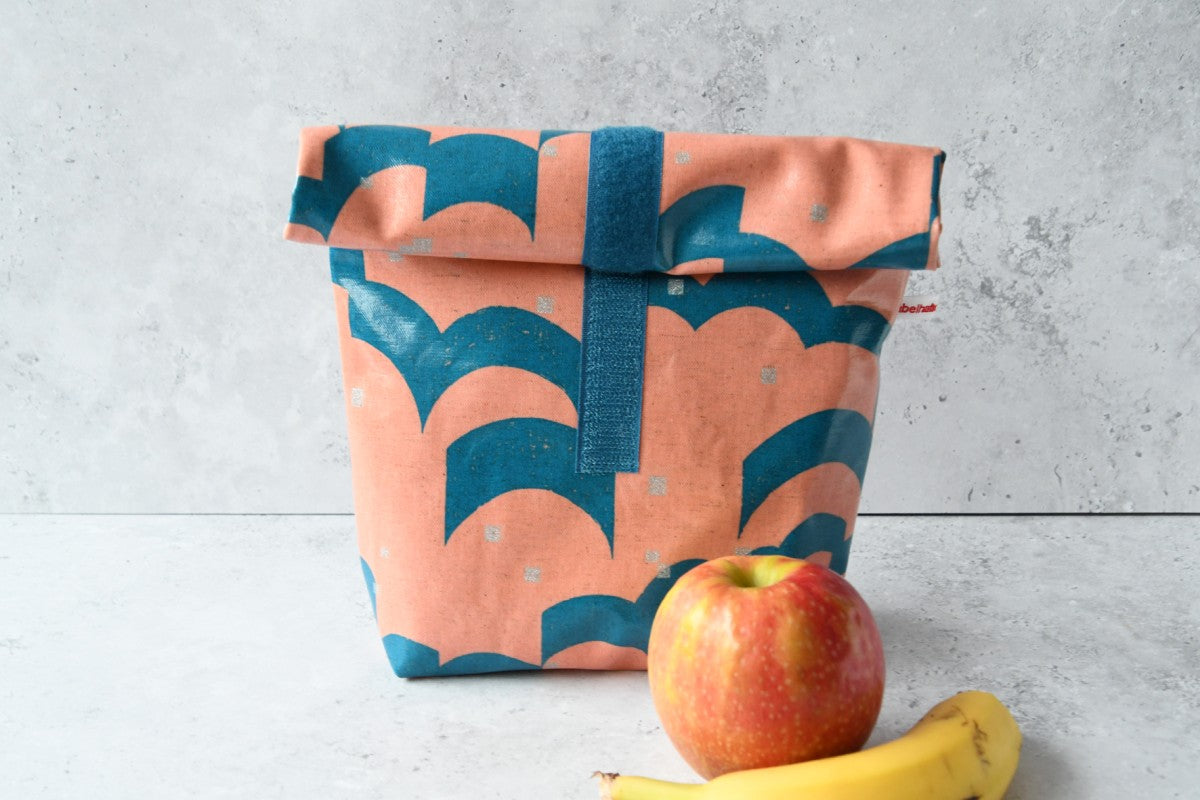 Handgenähter Lunchbag "Furoto" aus beschichteter Baumwolle mit Klettverschluss von Fabelhaftewerkstatt.