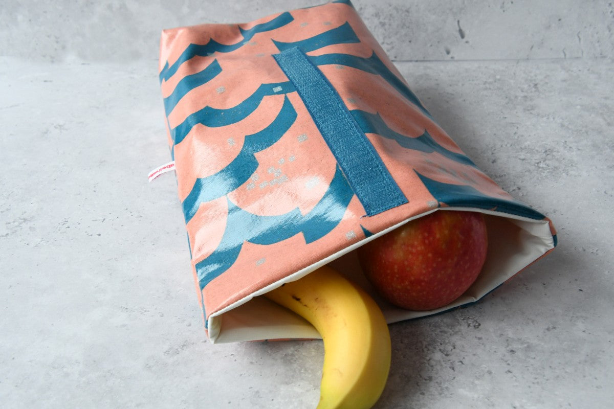 Geöffneter Lunchbag "Furoto" von Fabelhaftewerkstatt, gefüllt mit gesundem  Obst für unterwegs.