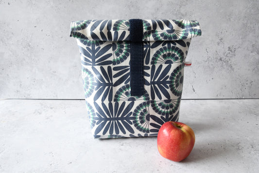 Handgenähter Lunchbag "Pusteblumen" aus beschichteter Baumwolle mit Klettverschluss von Fabelhaftewerkstatt.
