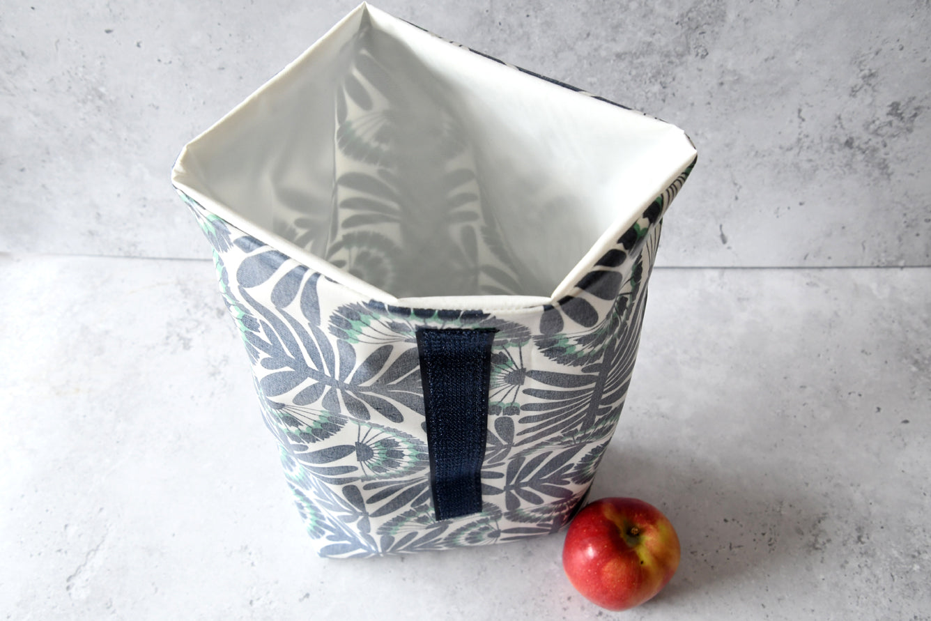 Geöffneter Lunchbag "Pusteblumen" von Fabelhaftewerkstatt, bei dem das Innenfutter aus lebensmittelechtem Stoff zu sehen ist.