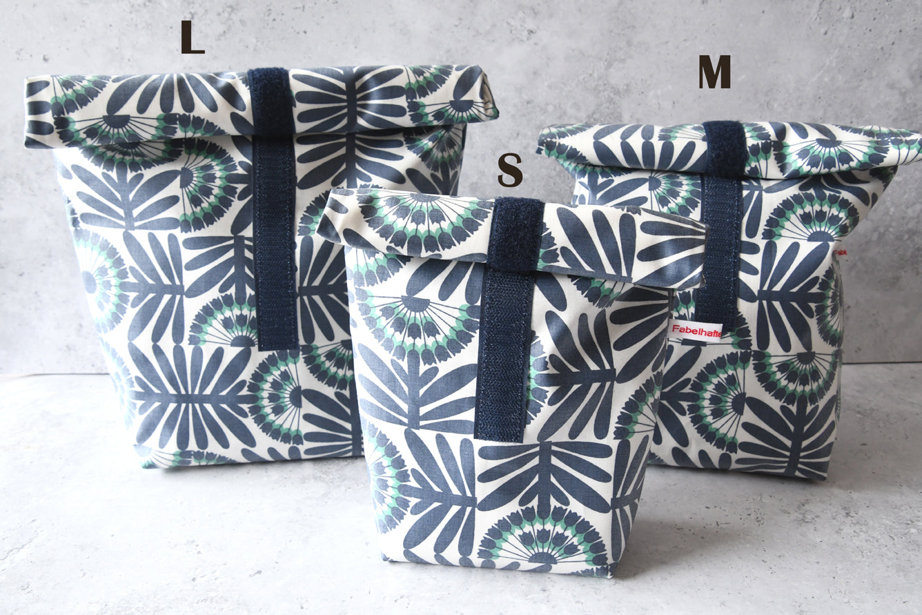 Größenvergleich der drei verfügbaren Größen des handgenähten Lunchbags "Pusteblumen" aus beschichteter Baumwolle von Fabelhaftewerkstatt.