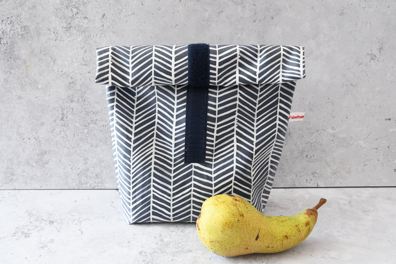 Handgenähter Lunchbag aus beschichteter Baumwolle mit "Streifen" und Klettverschluss von Fabelhaftewerkstatt.