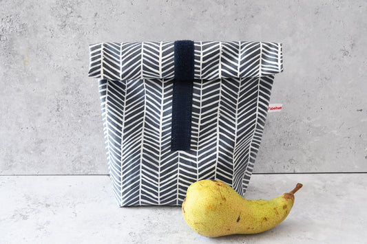 Handgenähter Lunchbag aus beschichteter Baumwolle mit "Streifen" und Klettverschluss von Fabelhaftewerkstatt.