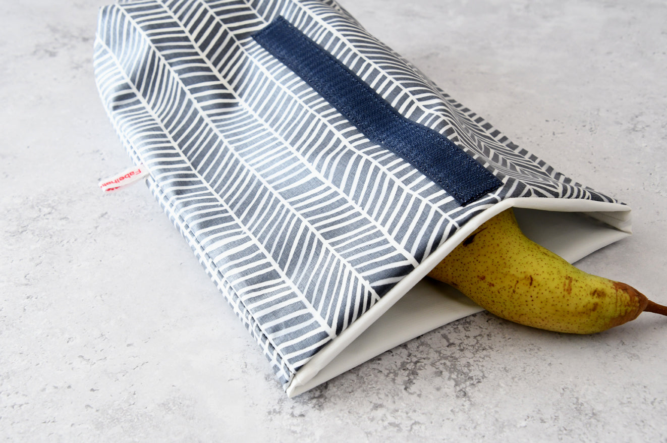 Geöffneter Lunchbag "Streifen" von Fabelhaftewerkstatt, bei dem das Innenfutter aus lebensmittelechtem Stoff zu sehen ist.