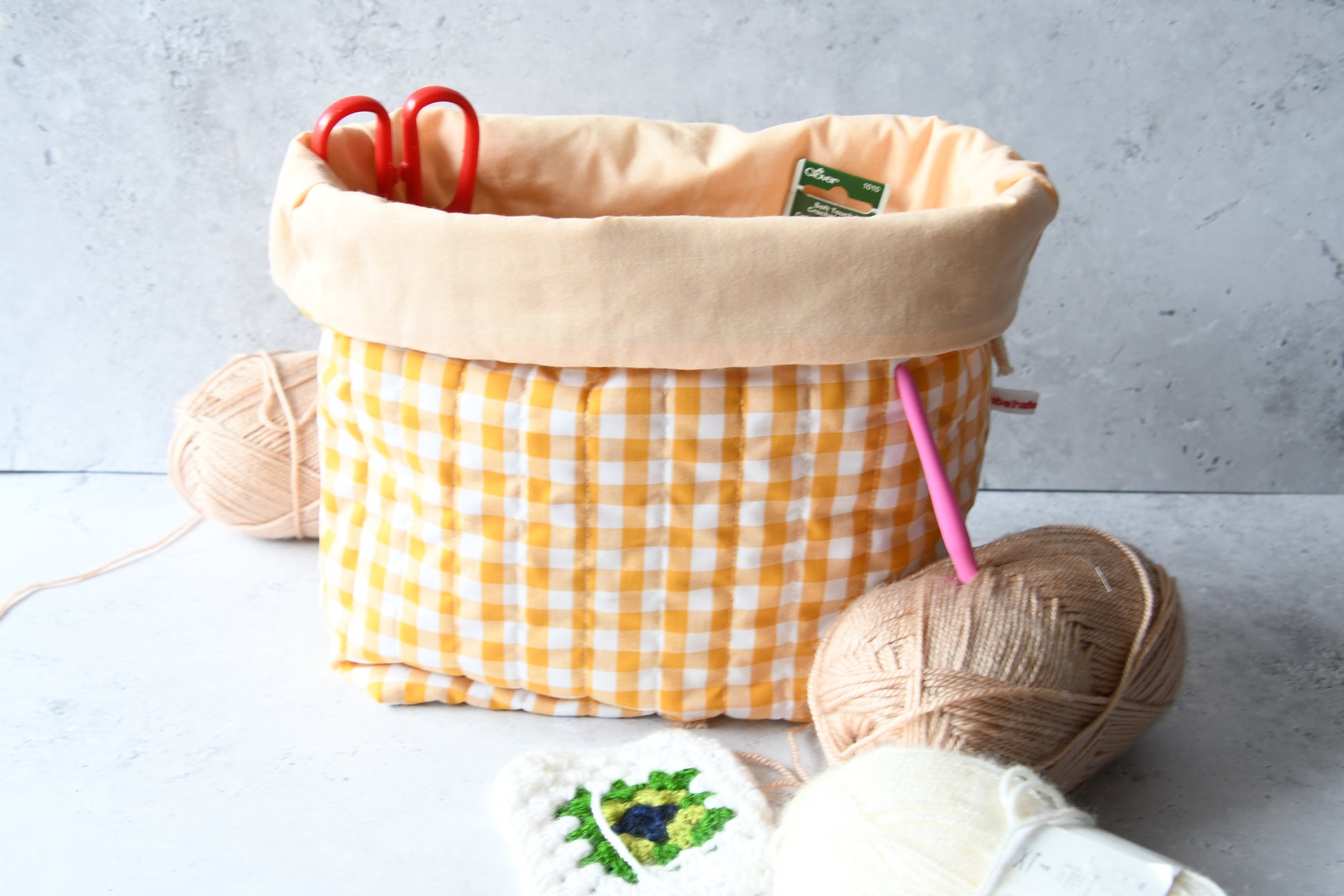 Praktisches Beispiel: Die gelbe Karo-Projekttasche bietet viel Platz für ein Strickprojekt und das nötige Zubehör.
