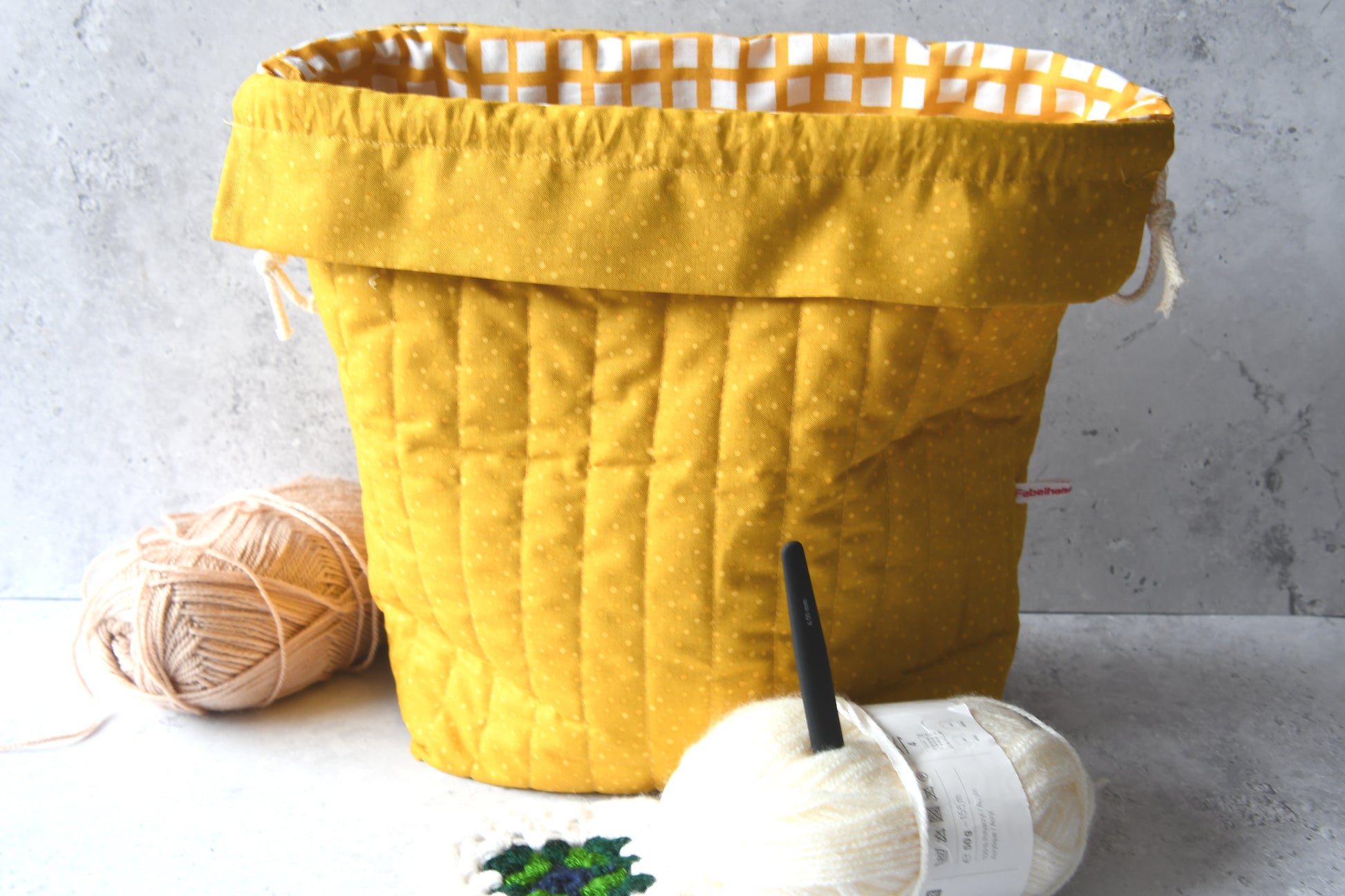 Fröhlicher Projektbeutel in Gelb mit Punkten (Polka Dots), formschön gesteppt für dein Handarbeitszeug.