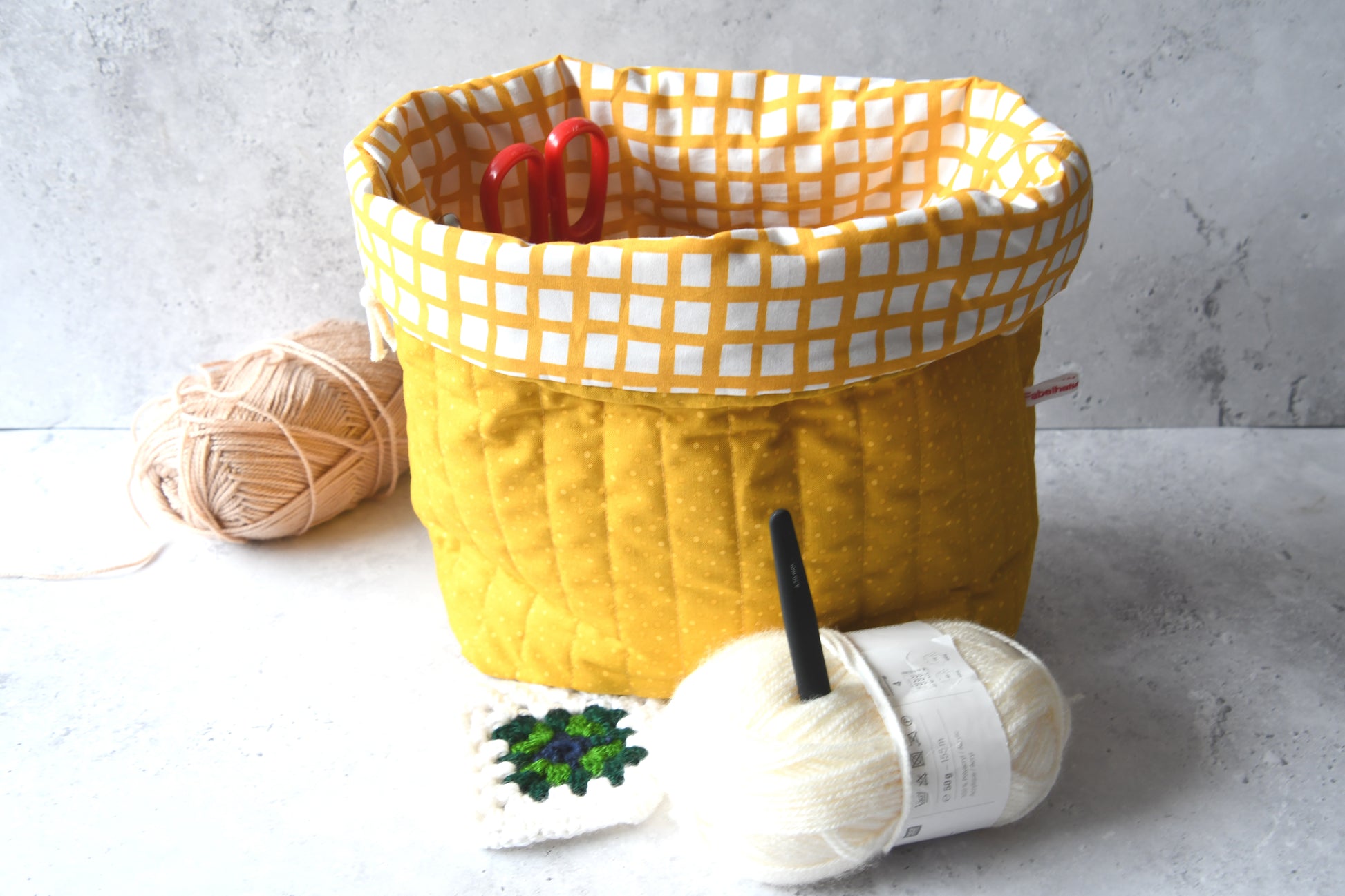 Fröhlicher Projektbeutel in Gelb mit Punkten (Polka Dots), formschön gesteppt für dein Handarbeitszeug.