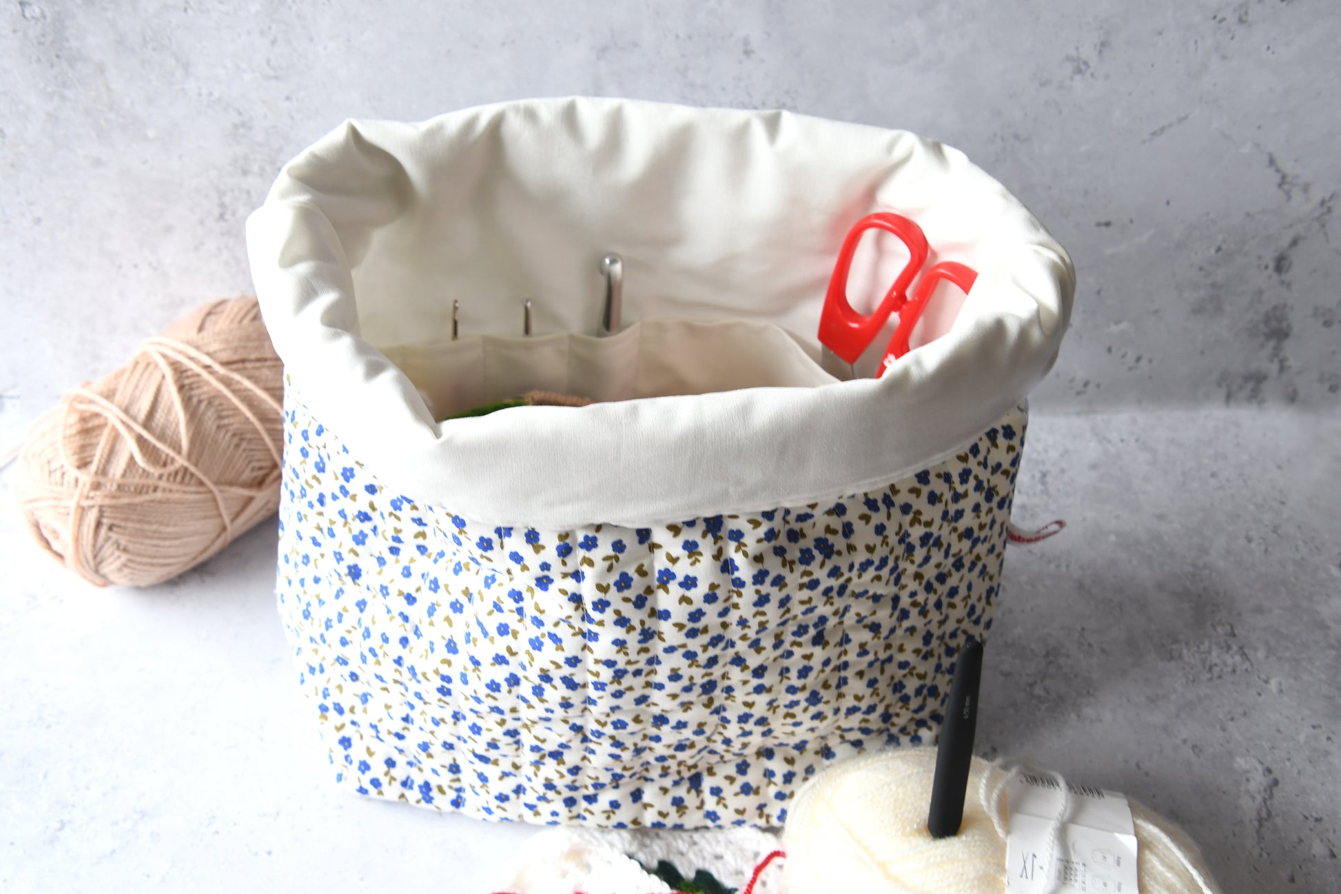 Detailaufnahme der geöffneten floralen Projekttasche mit den praktischen Einsteckfächern für eine perfekte Nadel-Organisation.